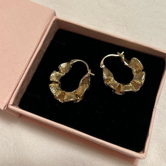 New 18K Gold Plated Ruffled Wave Hoop Earrings Textured Surface Hinge Closure - Picture 9 of 10